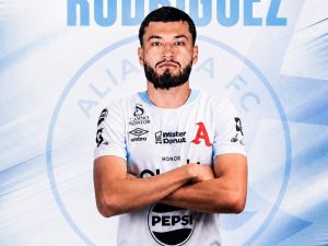 El lateral izquierdo salvadoreño llega procedente del CT United FC de Estados Unidos y firma por un año con Alianza en medio de la reestructuración alba.
