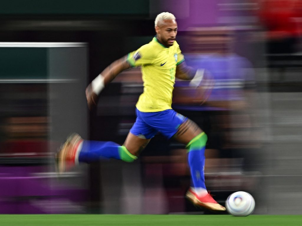 El delantero brasileño Neymar, número 10, corre con el balón durante el partido de cuartos de final del Mundial de Qatar 2022 entre Croacia y Brasil en el Estadio Ciudad de la Educación en Al-Rayyan, al oeste de Doha, el 9 de diciembre de 2022.
