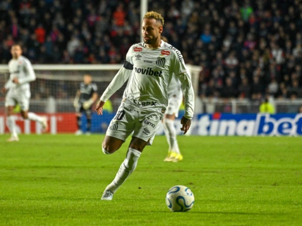 Neymar se peleó con el hijo de Robinho. Foto AFP