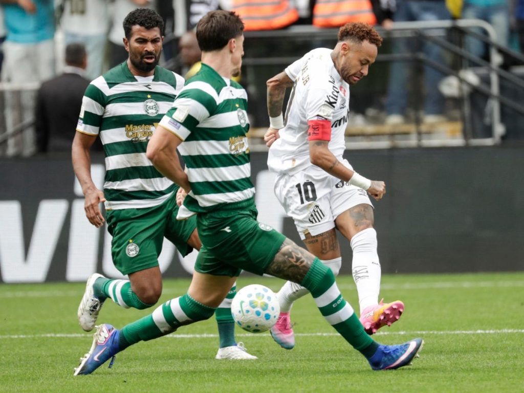 Neymar en su último partido con el Santos antes de la lista de Ancelotti. Foto EFE