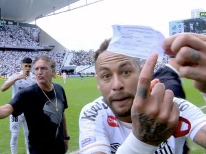 Neymar se desespera por salir por error del árbitro. Foto Captura de Pantalla