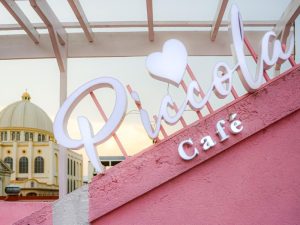 Piccola Café abrió una nueva sucursal en el Centro Histórico de San Salvador con su característico concepto rosa. Foto: cortesía Secretaría de Prensa