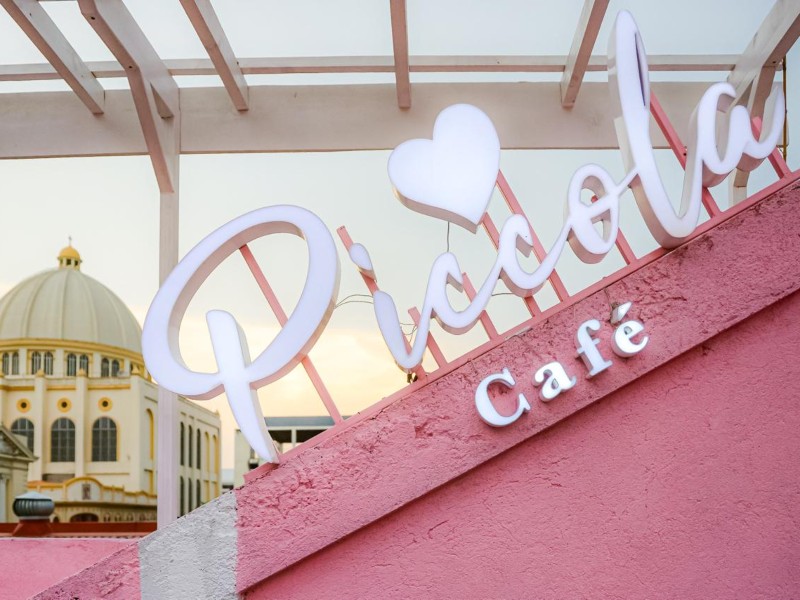 Piccola Café abrió una nueva sucursal en el Centro Histórico de San Salvador con su característico concepto rosa. Foto: cortesía Secretaría de Prensa