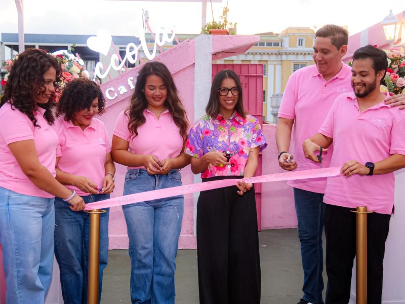 Adriana Larín participó en la inauguración de Piccola Café en el Centro Histórico de San Salvador. Foto: cortesía Secretaría de Prensa