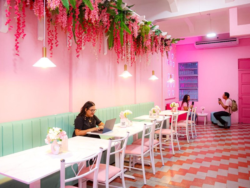 El nuevo local de Piccola Café incorpora decoración elaborada por artesanos salvadoreños de CASART. Foto: cortesía Secretaría de Prensa