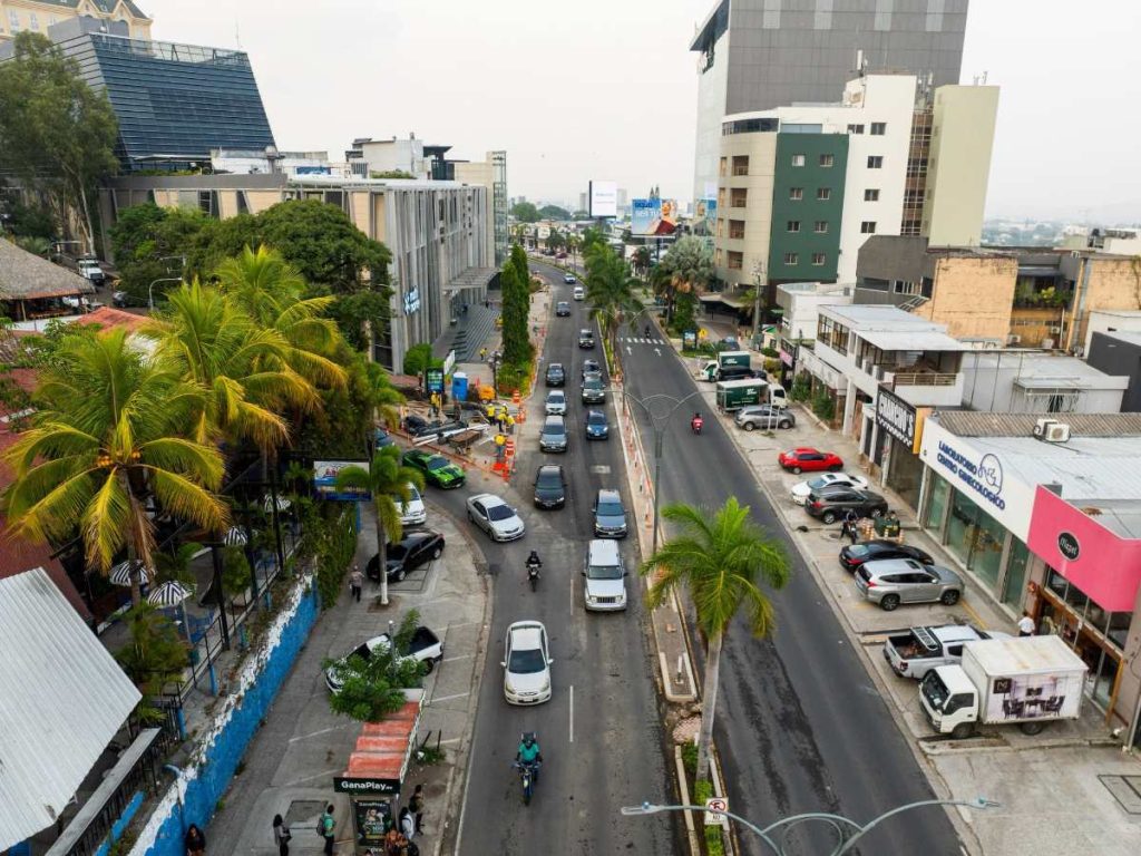 Obras de drenaje buscan reducir inundaciones en uno de los puntos más transitados de San Salvador.