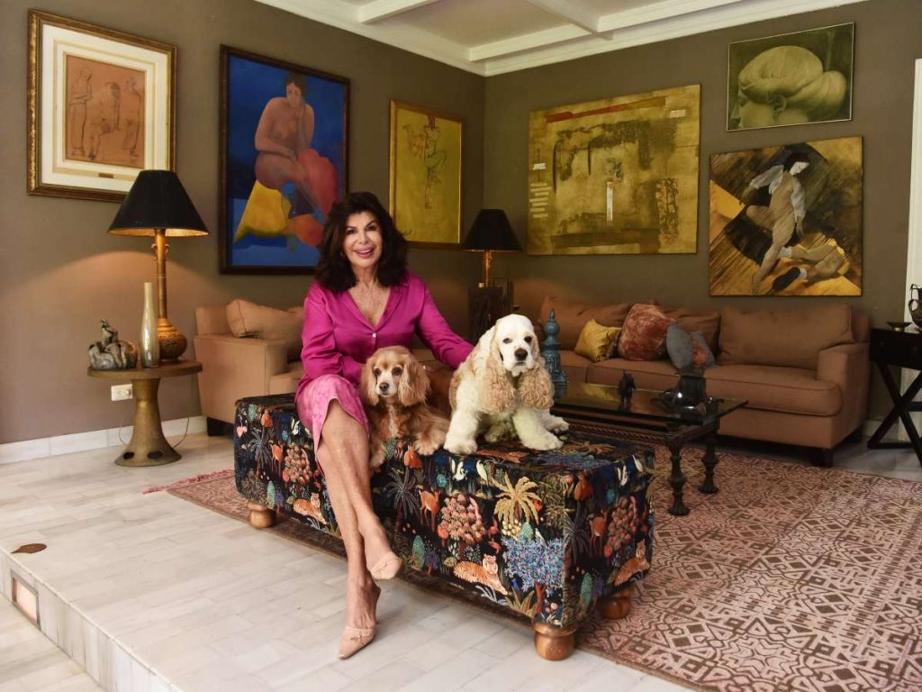 En casa y rodeada de sus perritas Bianca y Olivia, Olga Miranda refleja su esencia: “Siempre me divierto mucho en todo lo que hago”.