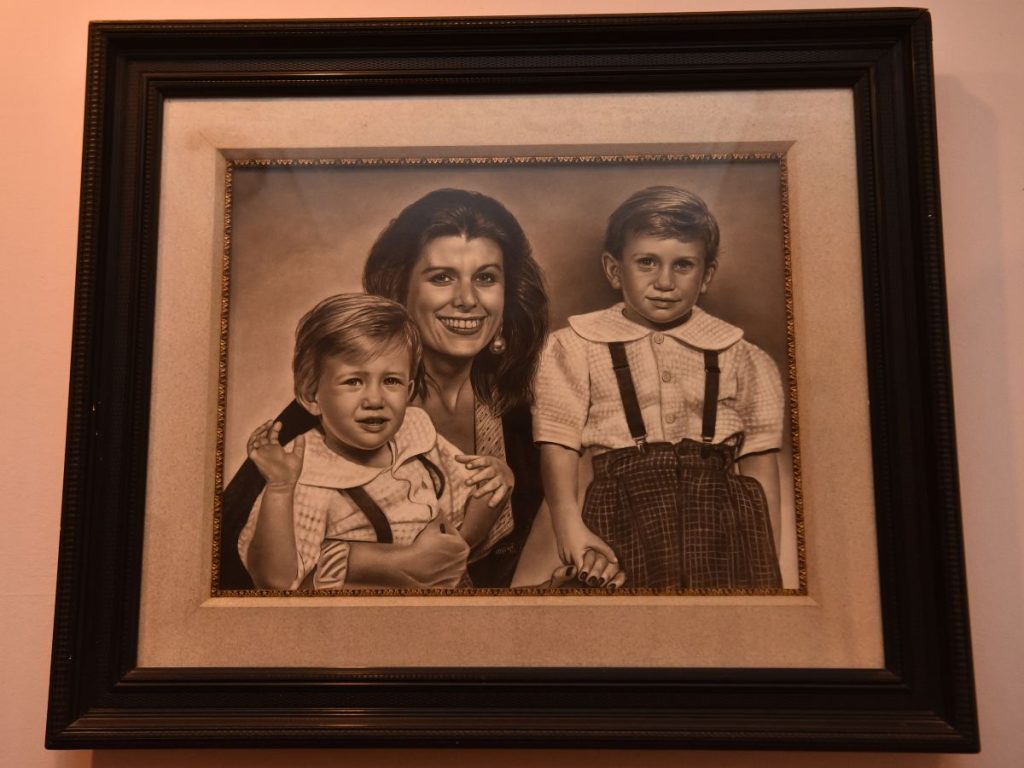 Un retrato lleno de historia: Olga Miranda junto a sus hijos en su infancia, en una pintura hecha a mano y obsequiada por el padre Flavian Mucci (QDDG).