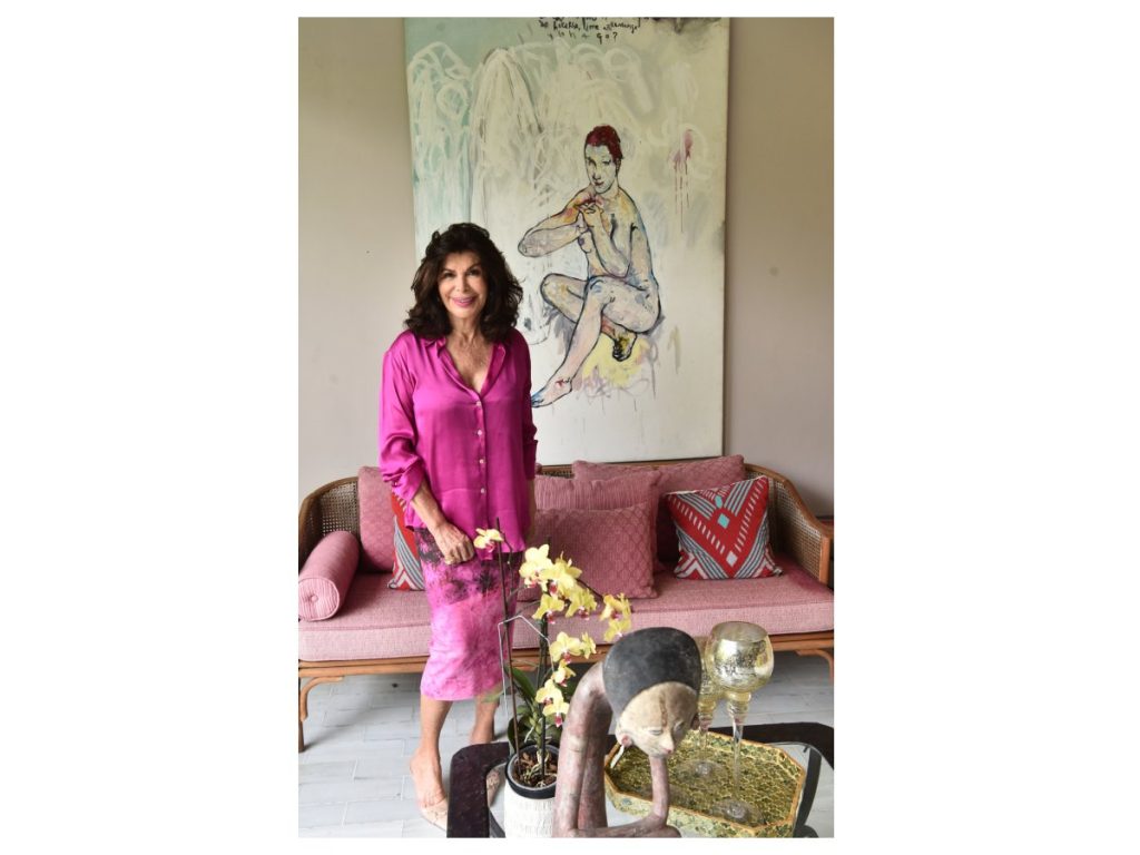 Olga Miranda en su casa, un espacio que refleja su esencia creativa y su amor por el arte, donde cada detalle cuenta una historia de vida y pasión.