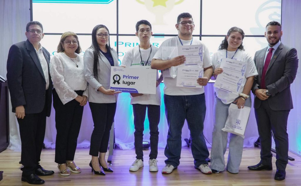 El equipo “Contadores de Fusiones USO”, de la Universidad de Sonsonate, se coronó campeón