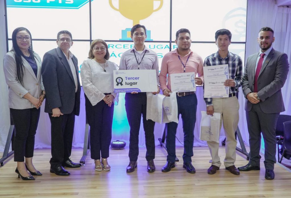 El equipo “Práctica USO”, también de la Universidad de Sonsonate, obtuvo el tercer lugar con 30 puntos