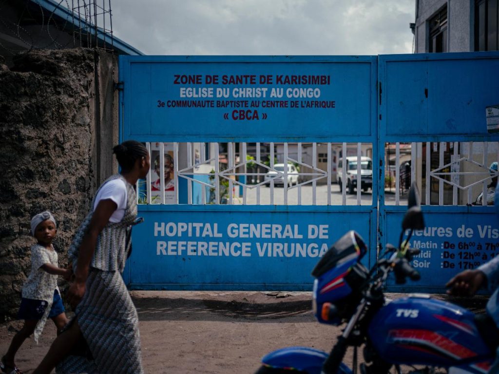 Se ha notificado el primer caso de infección por el virus del Ébola en Goma, una importante ciudad del este de la República Democrática del Congo controlada por el grupo armado M23, y la OMS declaró una alerta sanitaria internacional el domingo.