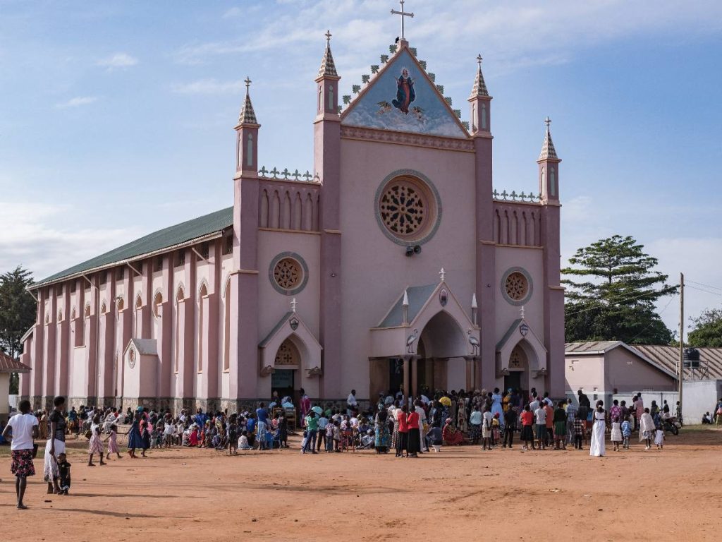 Vista general de los feligreses reunidos para la misa dominical en Padea, en la frontera entre Uganda y la República Democrática del Congo, el 17 de mayo de 2026.
