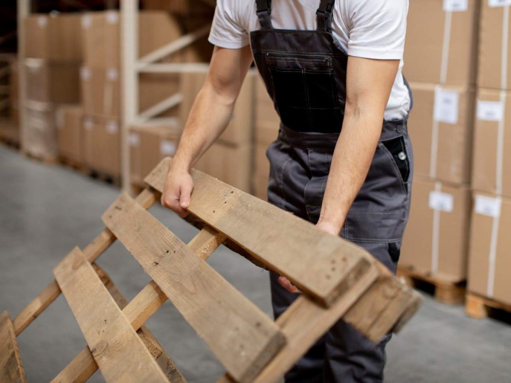 ¿Busca aprender un nuevo oficio? Taller de muebles con pallets en San Salvador Centro