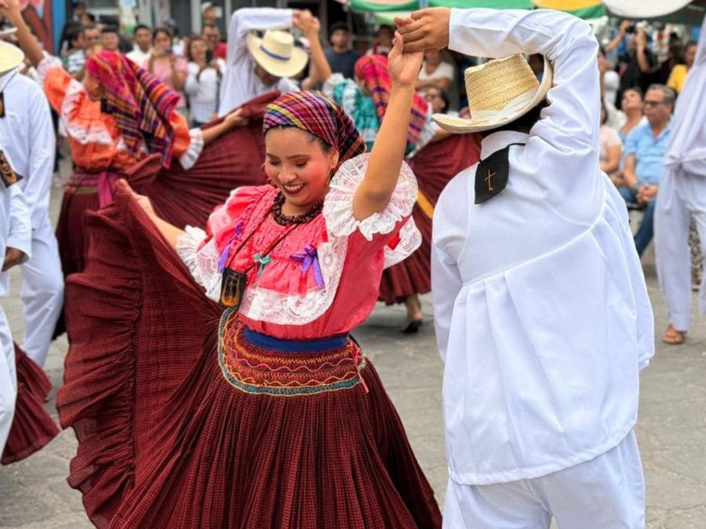 Presentación del Elenco Folclórico "Flores y Palmas" el 3 de mayo de 2026, por el Día de la Santa Cruz. Fotografía/ Lissette Figueroa