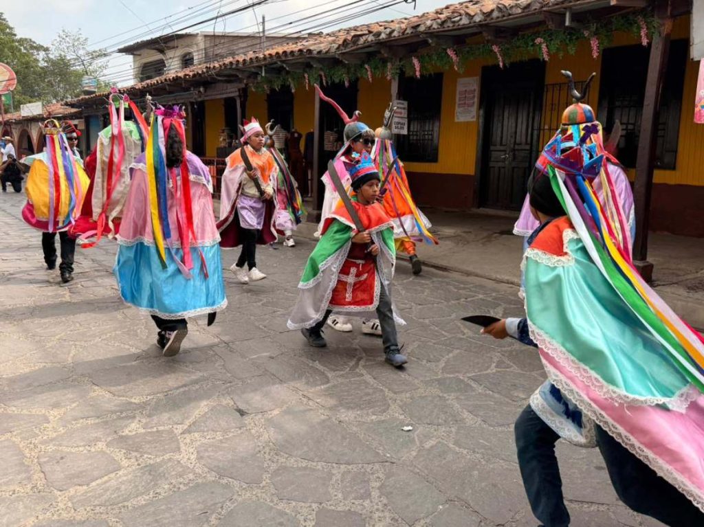 Este festival forma parte de una agenda que se extiende del 1 al 10 de mayo y culmina con el Festival de las Flores y las Palmas, reconocido como Patrimonio Cultural Inmaterial de la Humanidad por la UNESCO.