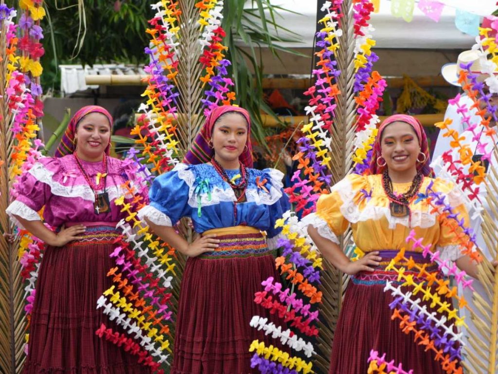 La actividad incluye música, danzas tradicionales, quema de pólvora y otras expresiones culturales como moros e historiantes.