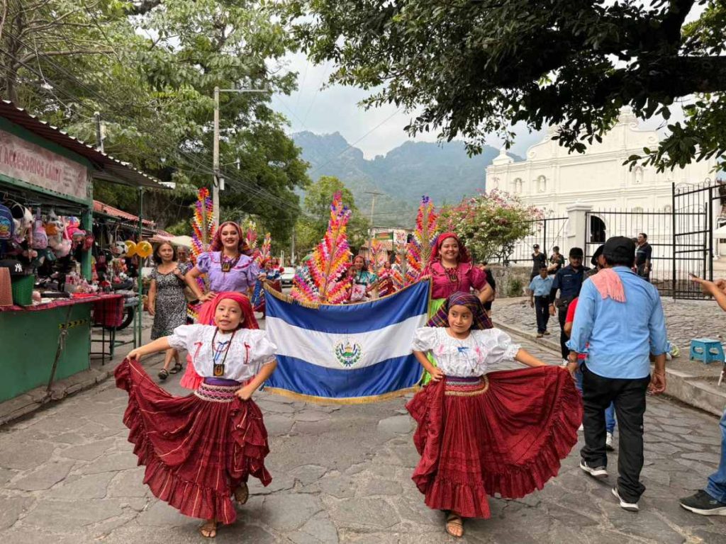 El VII Festival de Danza Folclórica Flores y Palmas se desarrolla en Panchimalco como parte de las celebraciones del Día de la Cruz.