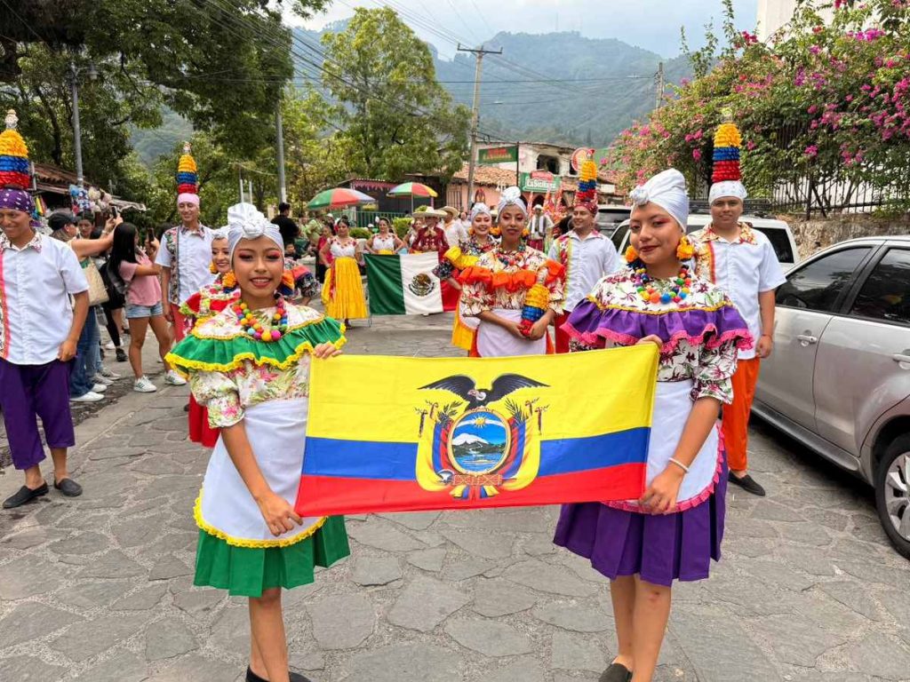 El evento reúne a delegaciones de El Salvador, Ecuador, México y Colombia, quienes participan en un desfile que recorre la calle principal del distrito.