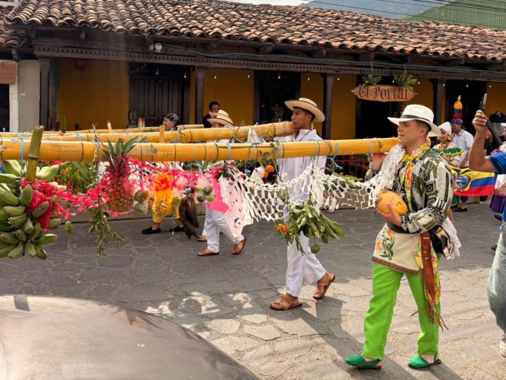 La actividad incluye música, danzas tradicionales, quema de pólvora y otras expresiones culturales como moros e historiantes.