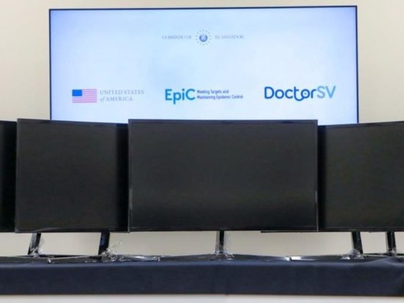 DoctorSV recibió 55 pantallas interactivas donadas por la Embajada de Estados Unidos en El Salvador para fortalecer la capacitación médica.