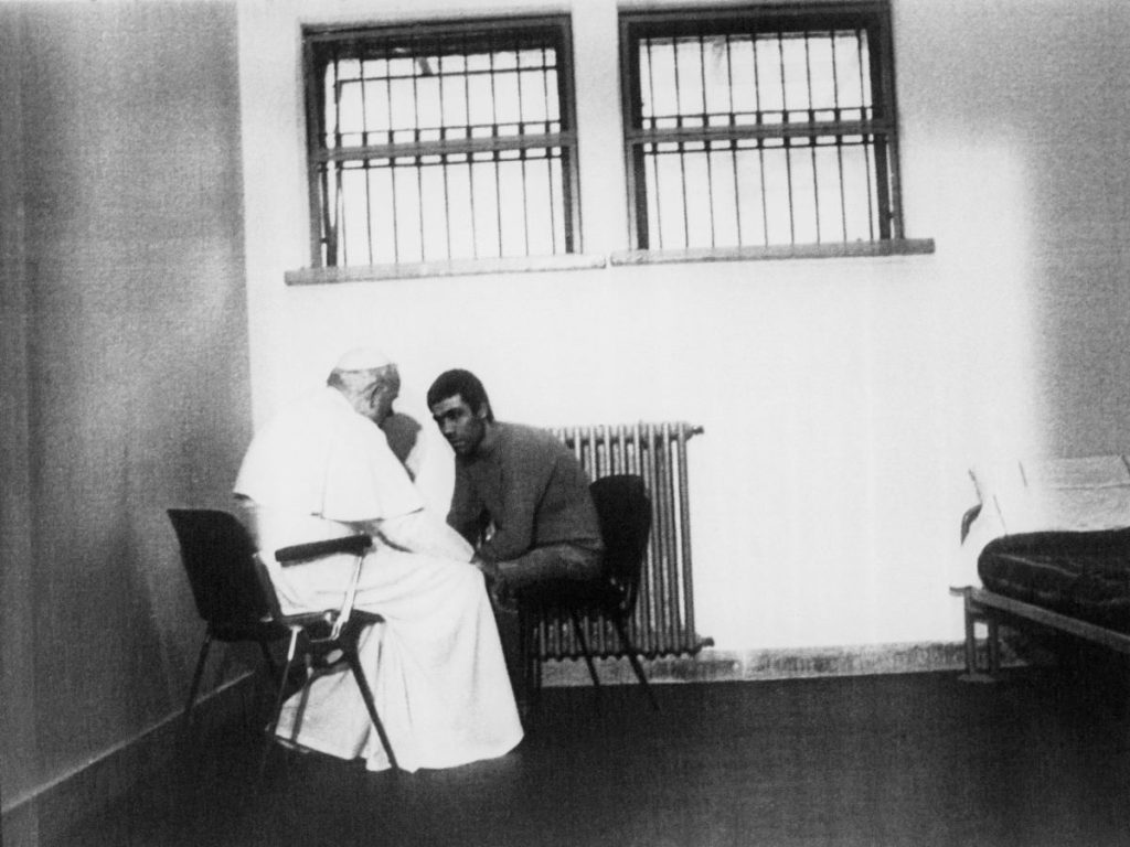 El papa Juan Pablo II conversa con Mehmet Ali Agca, quien intentó asesinarlo, en la prisión de Rebibbia el 27 de diciembre de 1983 en Roma.