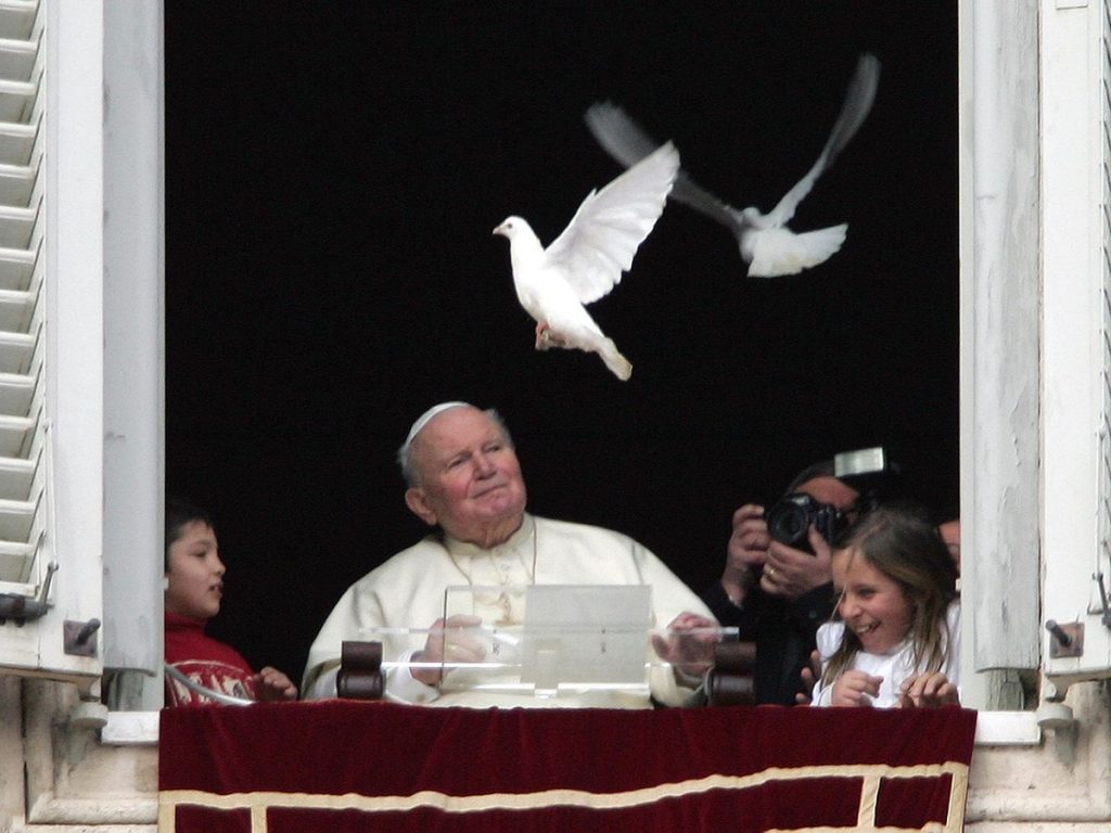 A 45 años del atentado contra Juan Pablo II, el Papa León XIV realizó un acto simbólico en la Plaza de San Pedro, recordando el ataque ocurrido el 13 de mayo de 1981.