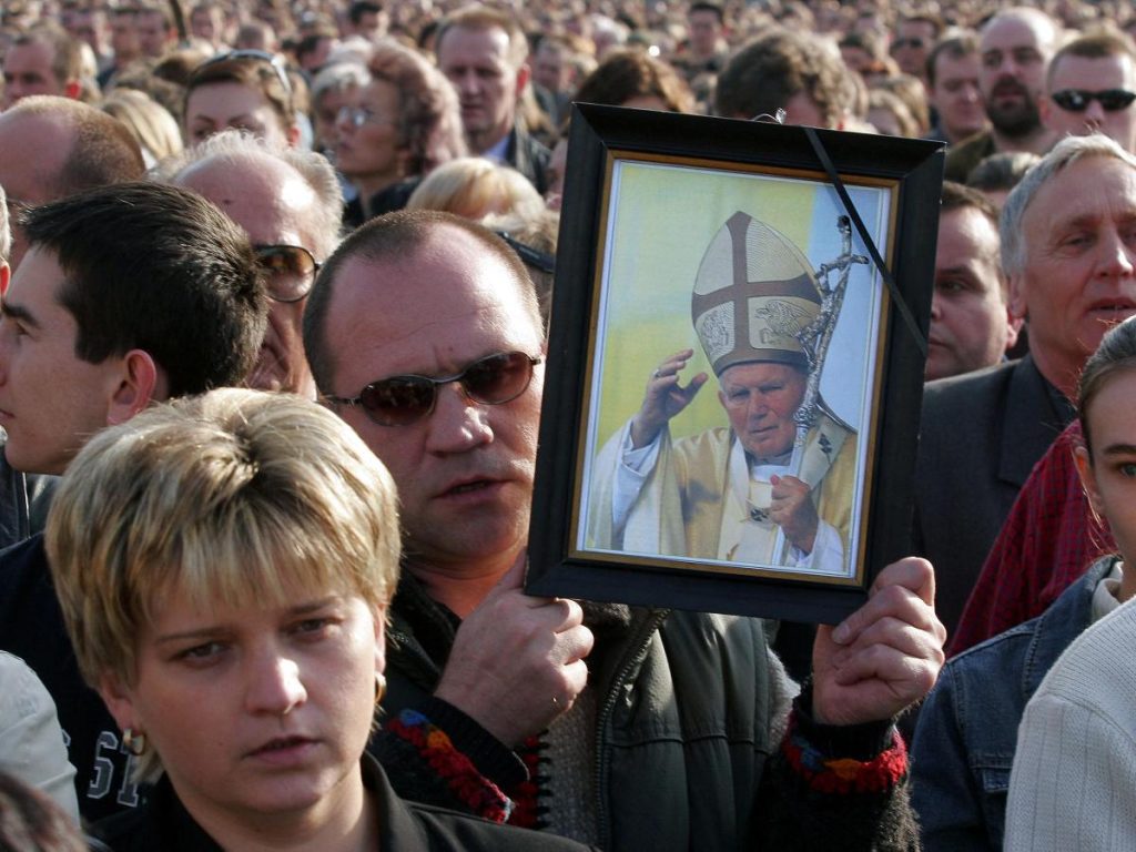 El pontífice se arrodilló frente al lugar donde Wojtyła fue herido por Mehmet Alí Agca, quien le disparó cuatro veces.