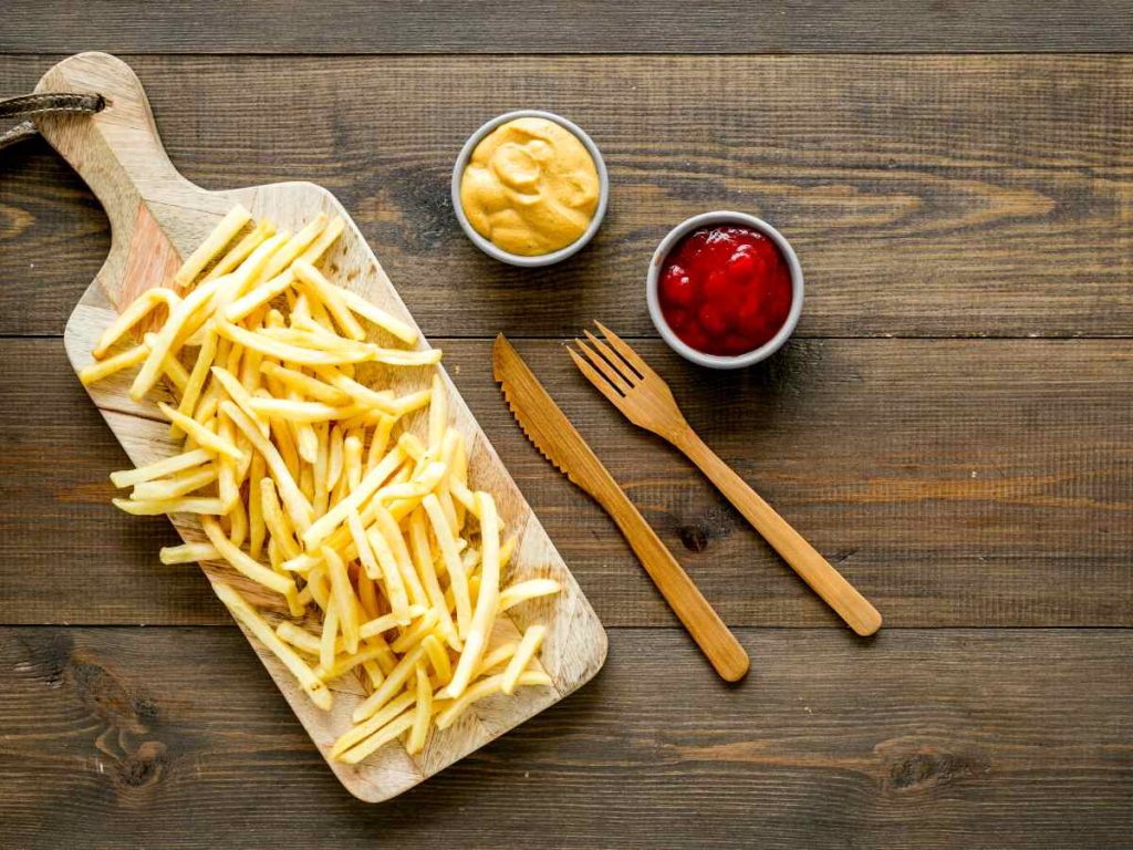 Secar bien las papas antes de dorarlas es clave para lograr una textura más crujiente y un resultado lleno de sabor.
