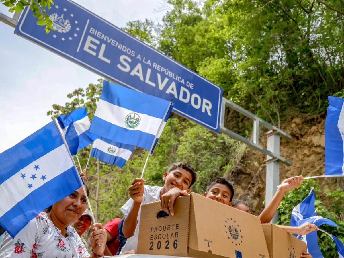 Estudiantes salvadoreños con doble nacionalidad recibieron paquetes escolares completos en Victoria, Cabañas Este, tras ingresar desde Honduras.