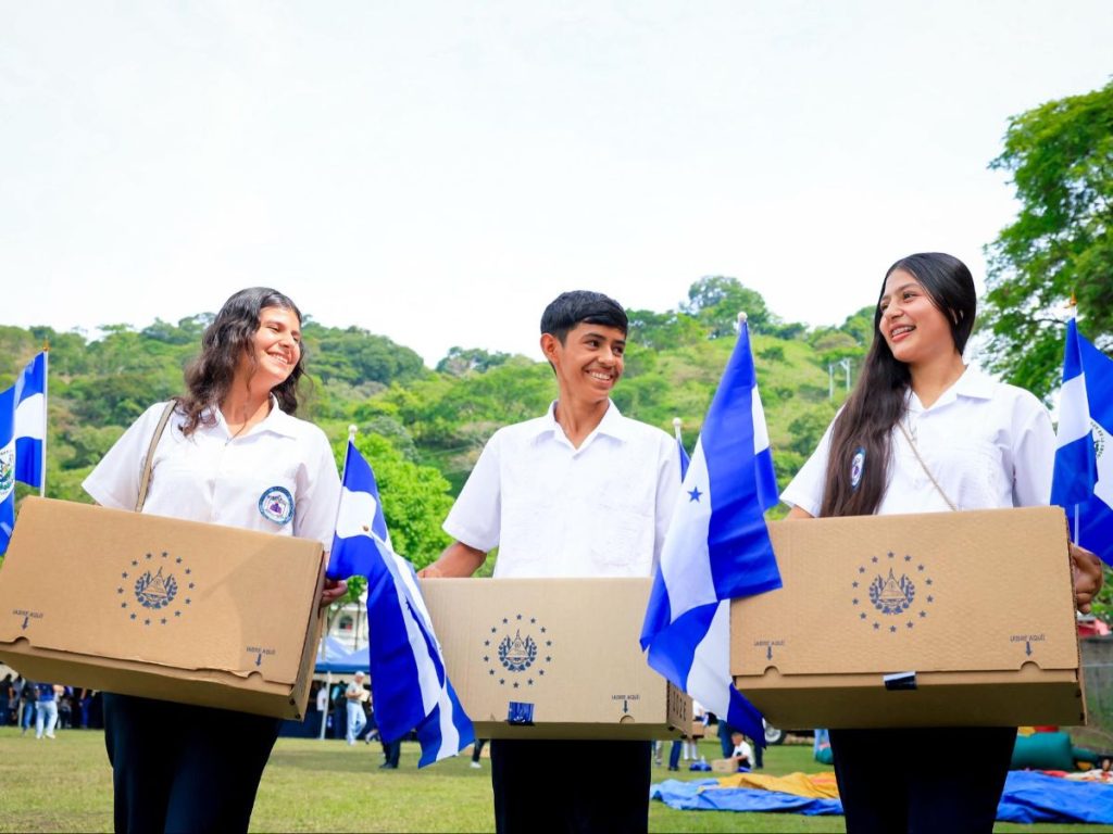 Estudiantes con doble nacionalidad recibieron paquetes escolares completos en Victoria, Cabañas Este. Foto: cortesía.