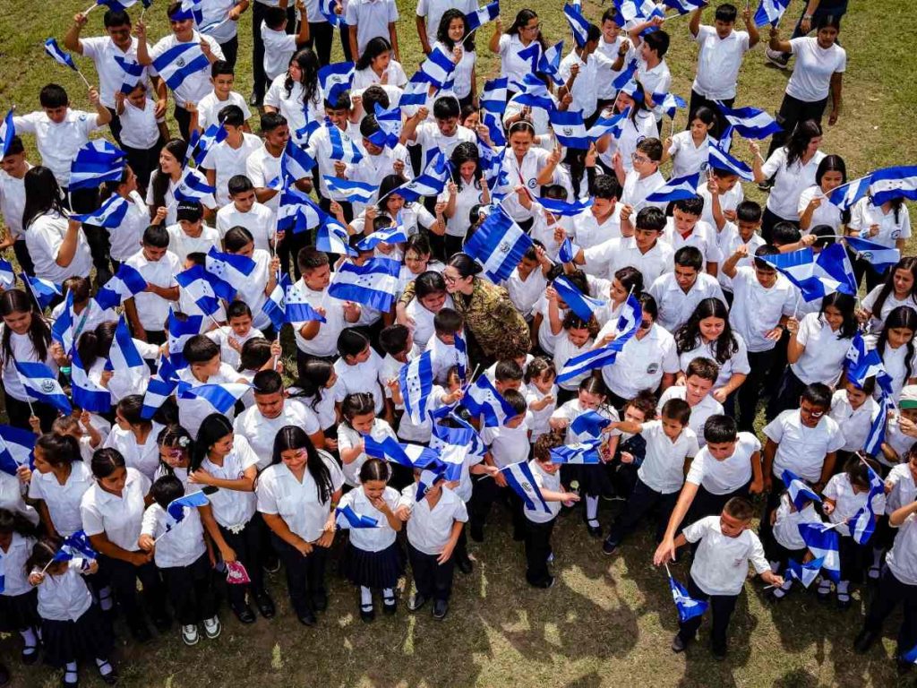 Según las autoridades, esta entrega forma parte de un proceso más amplio que contempla más de 1,900 paquetes destinados a estudiantes salvadoreños con doble nacionalidad que forman parte del sistema educativo nacional.
