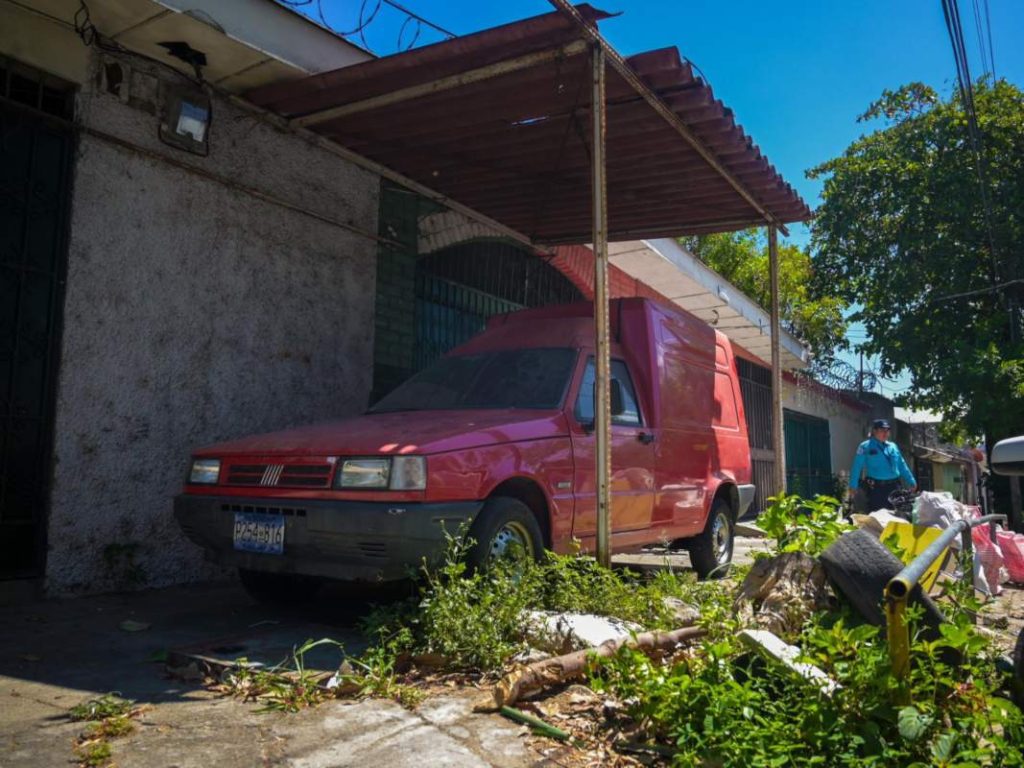 Conos, cadenas, barriles y otros objetos utilizados para apartar parqueos pueden generar multas de hasta $900, según la ordenanza municipal.