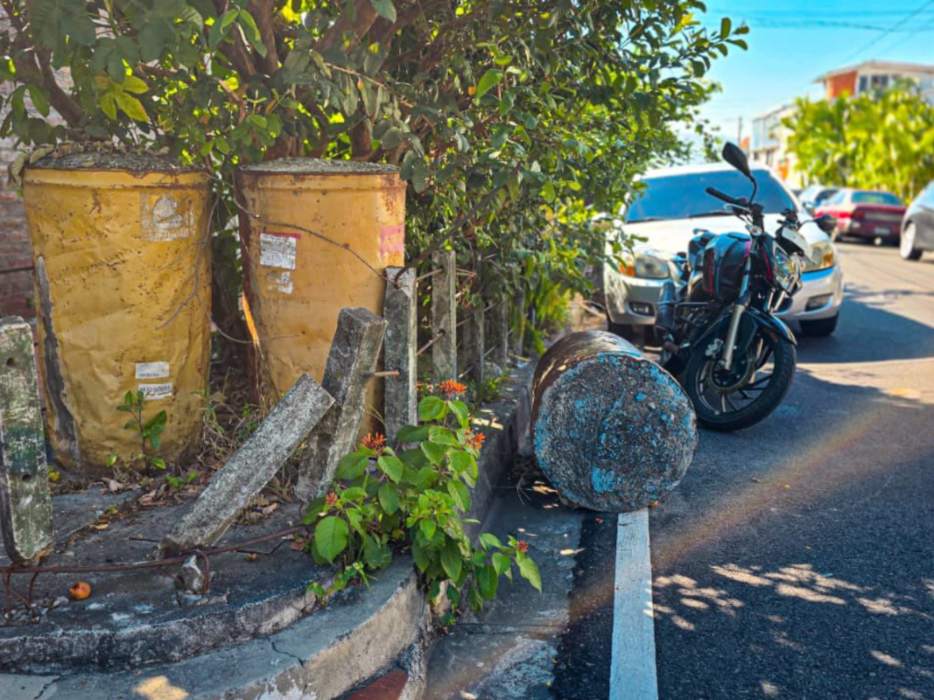 La alcaldía sostiene que las calles y aceras deben mantenerse libres para garantizar el paso peatonal y vehicular.