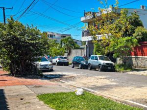 Personal del CAM retiró balcones y otras estructuras instaladas sobre aceras en distintos puntos de San Salvador Centro como parte de los operativos de ordenamiento impulsados por la alcaldía.