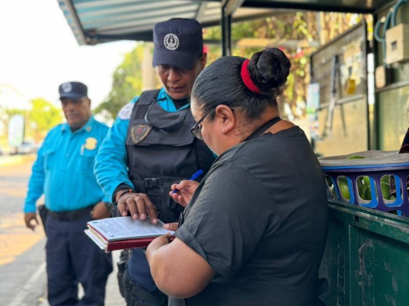 Agentes del CAM San Salvador desarrollan controles en los alrededores del Estadio Jorge “Mágico” González durante la final del fútbol salvadoreño.