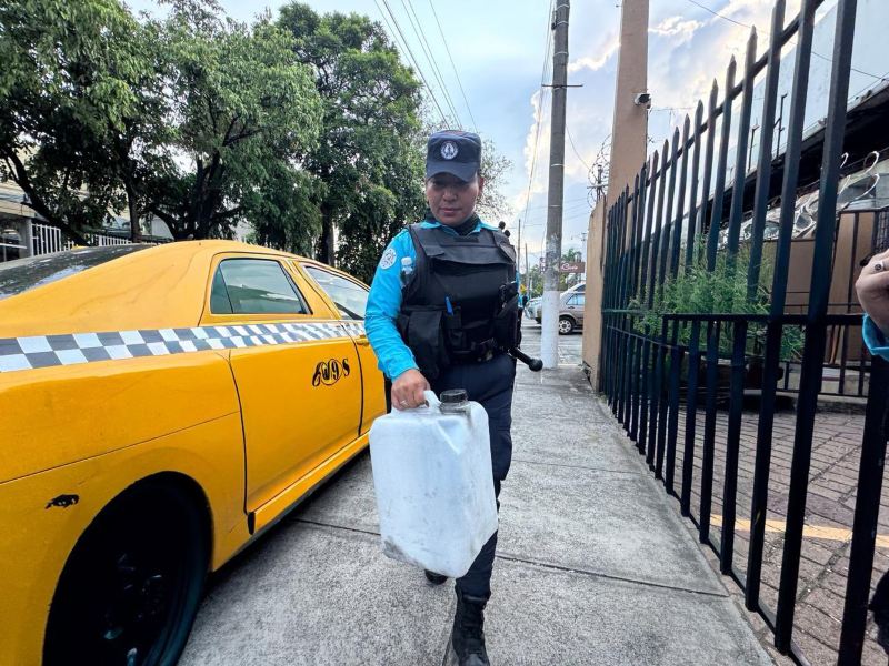 El operativo busca evitar el cobro ilegal de parqueos y el uso de espacios públicos como estacionamientos privados. Foto: cortesía Alcaldía de San Salvador.