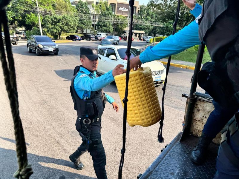 El artículo 50 de la ordenanza sanciona el uso de calles y espacios públicos como parqueos privados. Foto: cortesía Alcaldía de San Salvador.