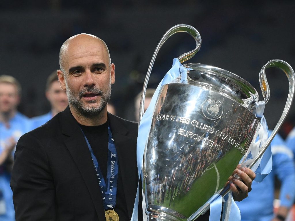 El técnico español del Manchester City, Pep Guardiola, celebra con el trofeo de la Copa de Europa tras ganar la final de la Liga de Campeones de la UEFA entre el Inter de Milán y el Manchester City en el Estadio Olímpico Atatürk de Estambul, el 10 de junio de 2023.