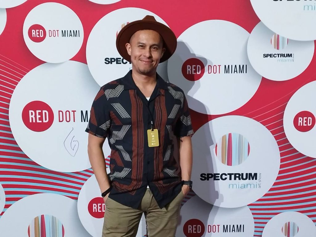 El pintor salvadoreño Peter Ipiña continúa en competencia y busca apoyo del público en la nueva etapa.