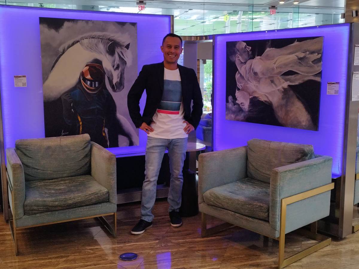 Peter Ipiña durante su exposición individual de abril de 2023 en el lobby del Hotel InterContinental, en el Downtown de Miami.