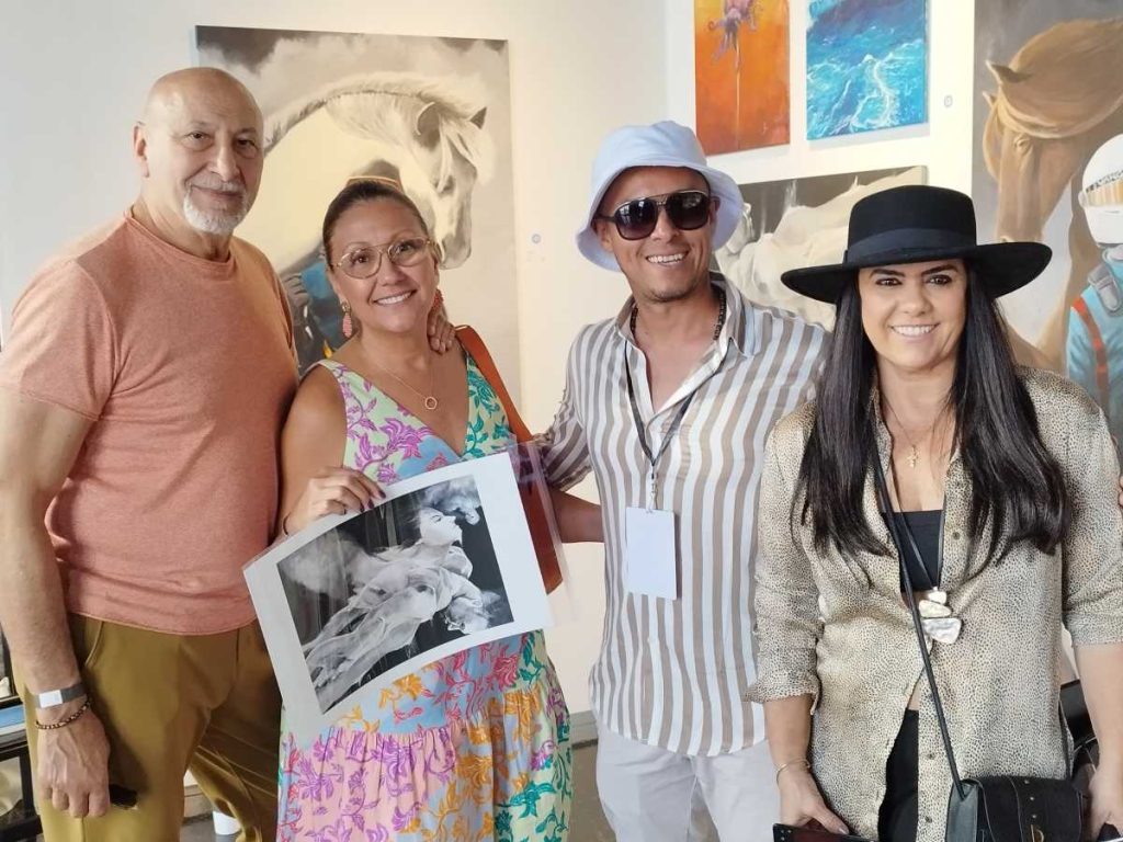 Peter Ipiña junto a visitantes durante Superfine Art Fair Miami 2023, realizada del 16 al 19 de febrero en Ice Palace Studios.