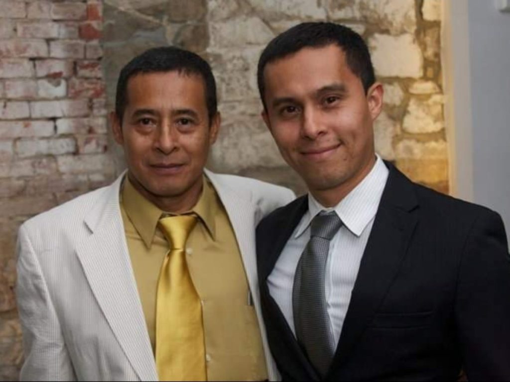 El maestro Pedro Ipiña junto a su hijo, Peter Ipiña, en una fotografía del recuerdo que refleja el legado artístico familiar.