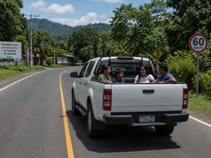Las autoridades recomiendan que los pasajeros viajen sentados en la parte inferior del pick up para reducir riesgos en carretera.