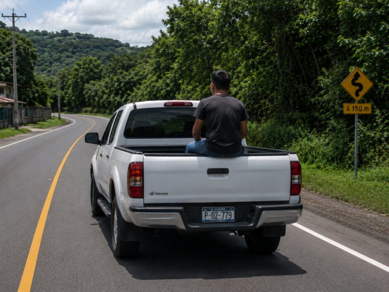 Sentarse sobre las barandas de un pick up está considerado una práctica insegura por las autoridades de tránsito.