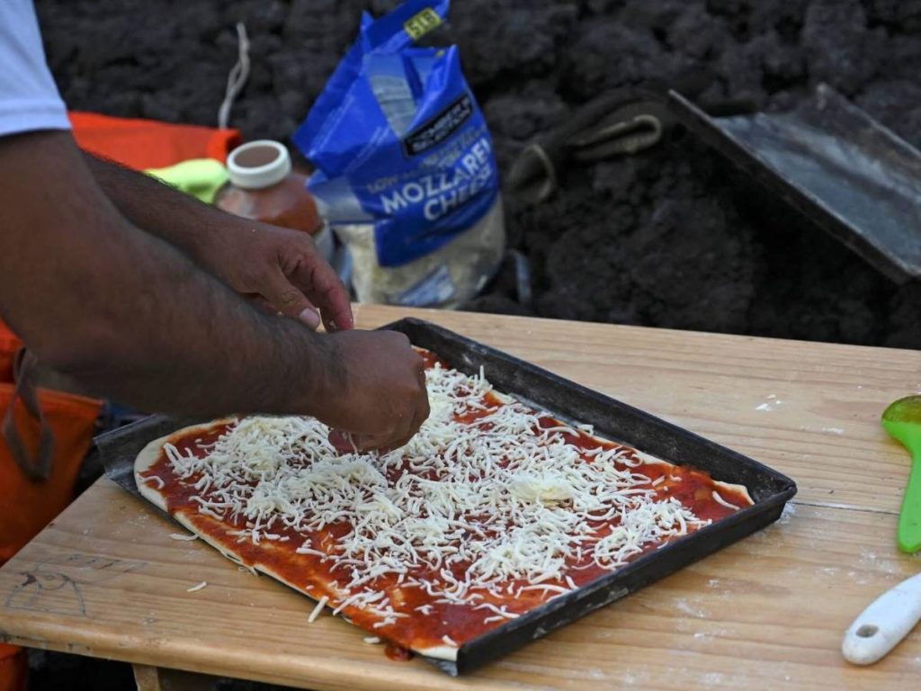 El chef Mario David García Mansilla prepara pizzas utilizando lava activa como horno natural en el volcán Pacaya.