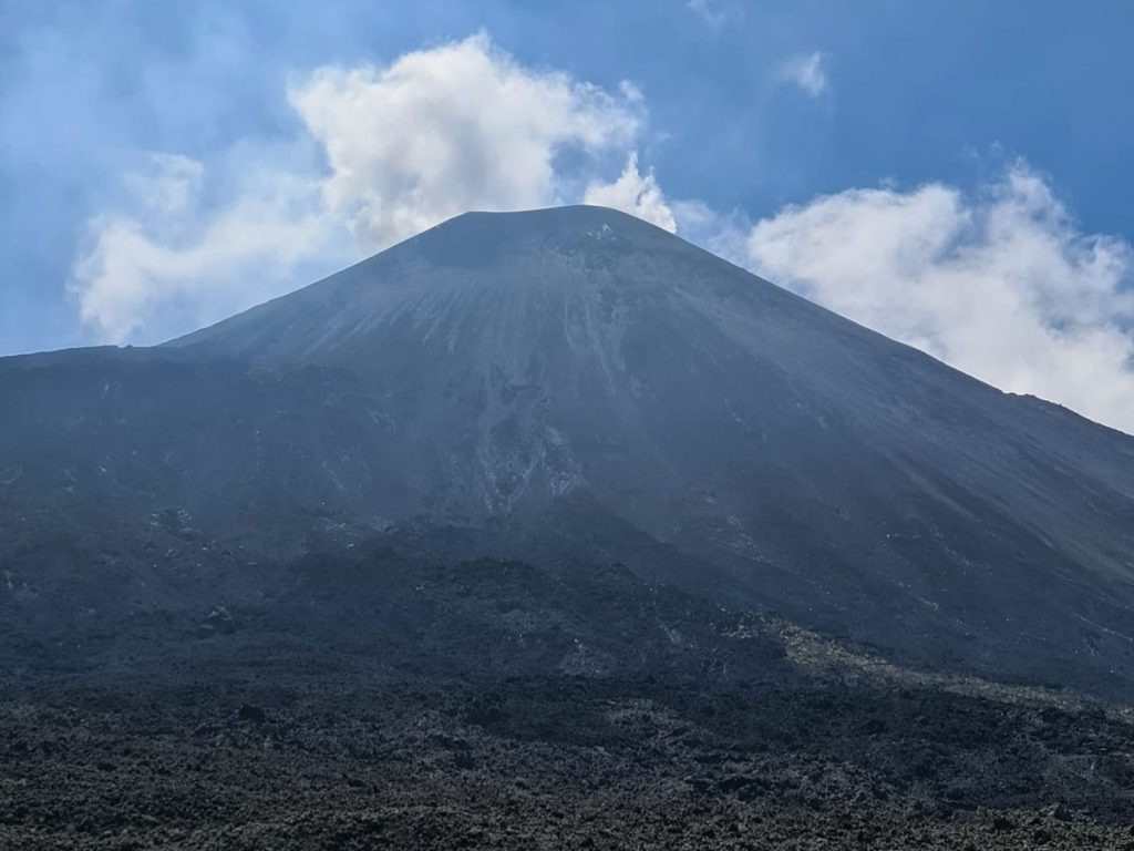 Visitantes viven una experiencia extrema al probar pizzas cocinadas sobre magma en uno de los volcanes más famosos de Guatemala.