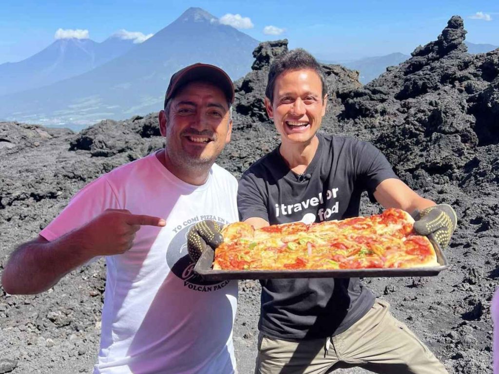 Entre lava, ceniza y aventura, el volcán Pacaya se ha convertido en uno de los destinos gastronómicos más sorprendentes de Centroamérica.
