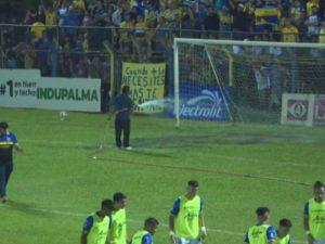 Trabajador riega la cancha del FAS
