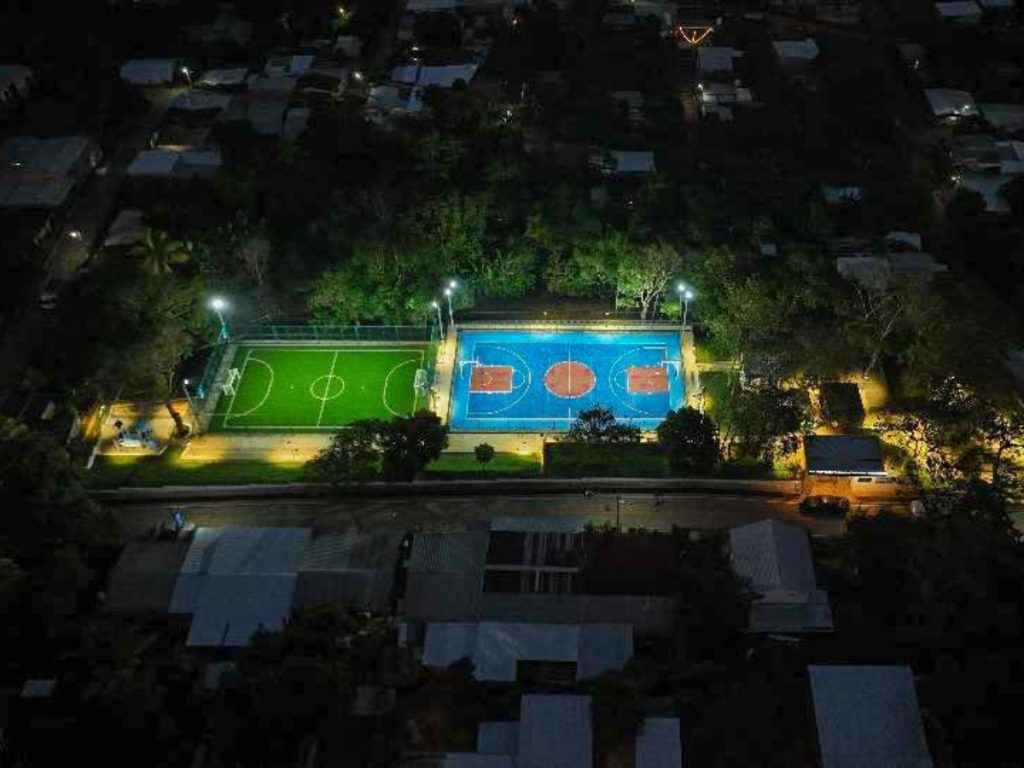 El polideportivo en Santa Catarina Masahuat incluye canchas, gimnasio al aire libre y áreas recreativas para la comunidad.